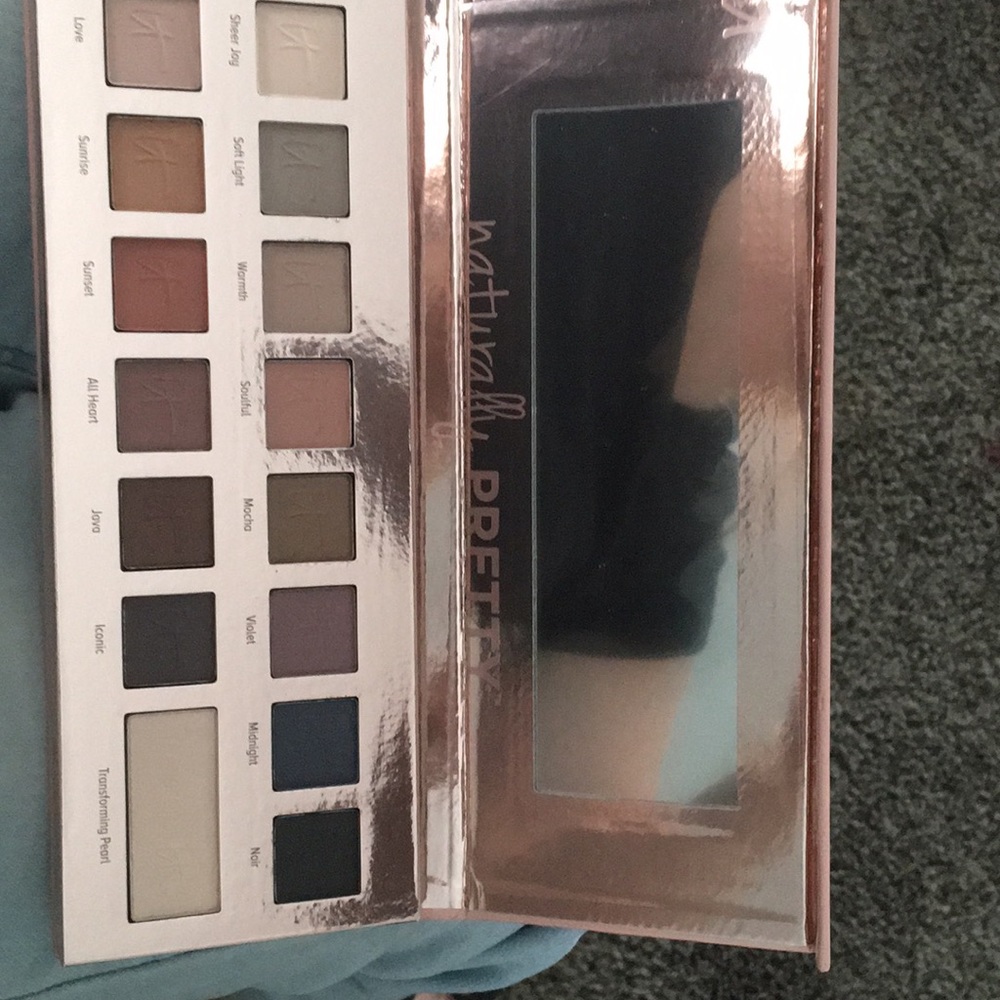 It cosmetics Naturally Pretty Palette